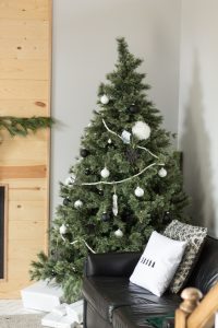 Love this modern Christmas home tour! It's a simple way to mix natural elements with black and white and teal for a classic, modern holiday look!