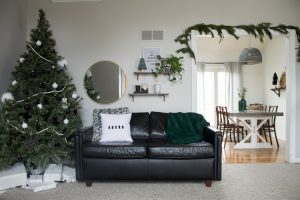 Love this modern Christmas home tour! It's a simple way to mix natural elements with black and white and teal for a classic, modern holiday look!