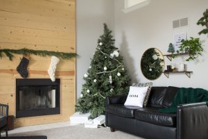 Love this modern Christmas home tour! It's a simple way to mix natural elements with black and white and teal for a classic, modern holiday look!