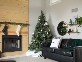 Love this modern Christmas home tour! It's a simple way to mix natural elements with black and white and teal for a classic, modern holiday look!