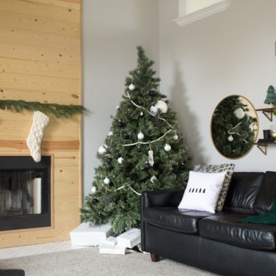 Love this modern Christmas home tour! It's a simple way to mix natural elements with black and white and teal for a classic, modern holiday look!